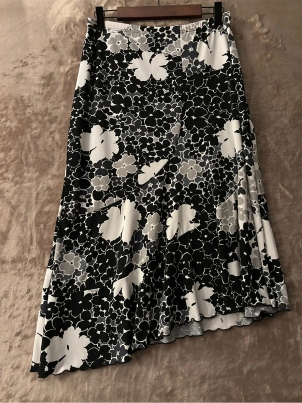 Susan Lawrence Asymmetrical Skirt Women’s Size L Black /White Floral Print